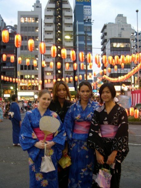 Brown-7 Rachel Brown and friends all wearing yukata